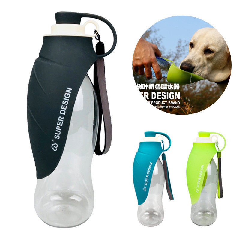 Os cães de estimação portáteis da garrafa de água exterior do cão viajam recipiente do alimentador do distribuidor da água com o copo bebendo dobrável do silicone